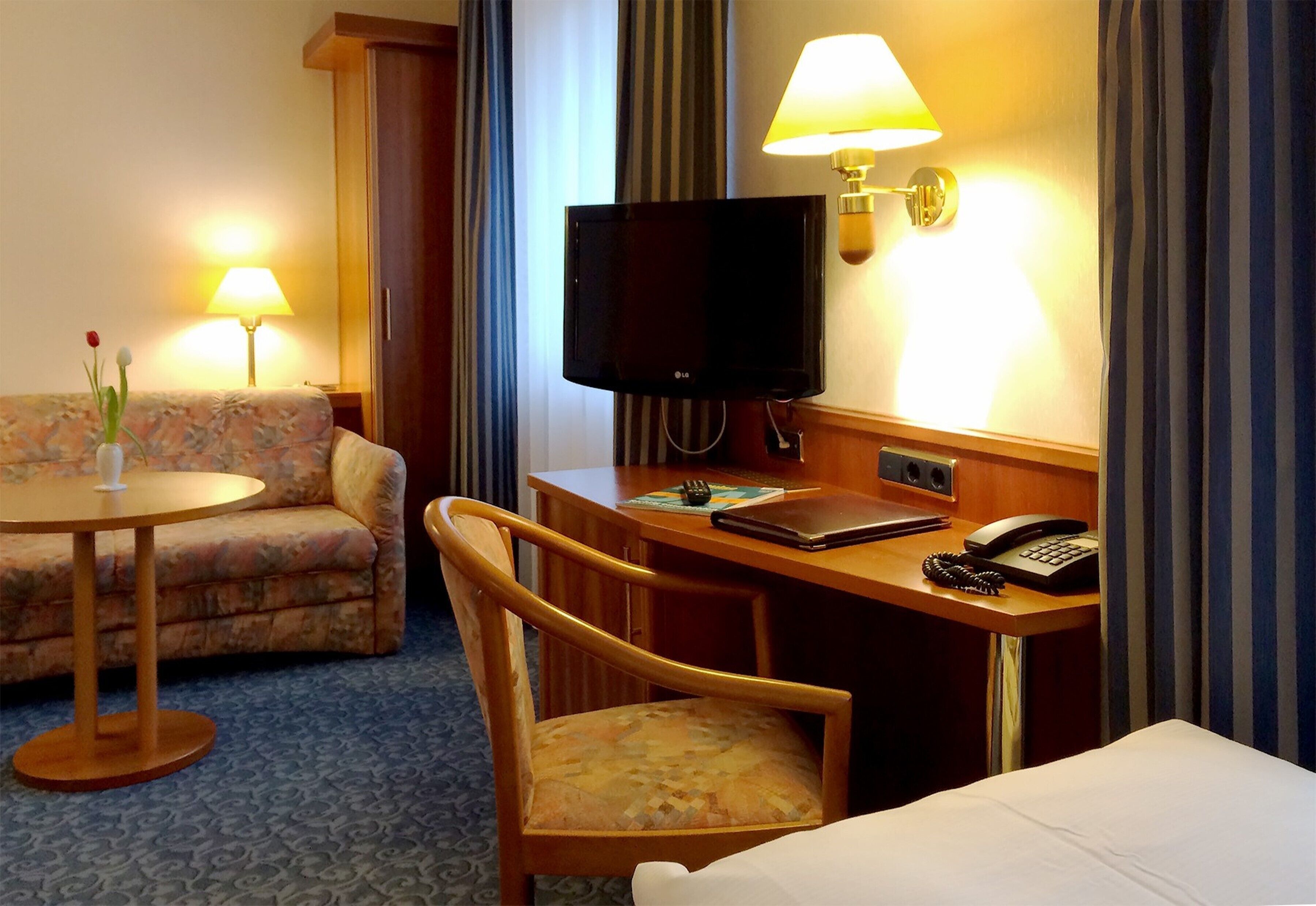 standard double room | living area | 32-inch flat-screen tv with cable channels, tv