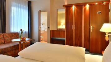 Hochwertige Bettwaren, Minibar, individuell dekoriert, Schreibtisch