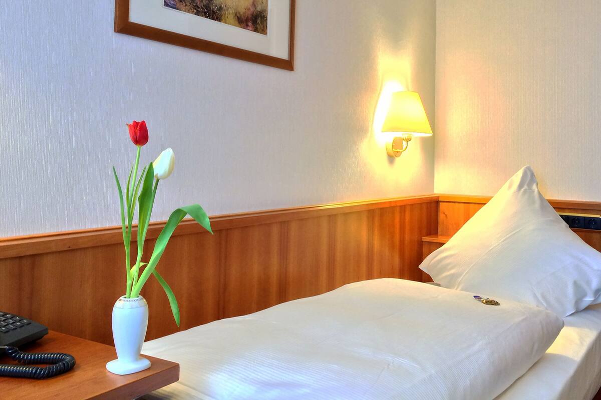Hochwertige Bettwaren, Minibar, individuell dekoriert, Schreibtisch