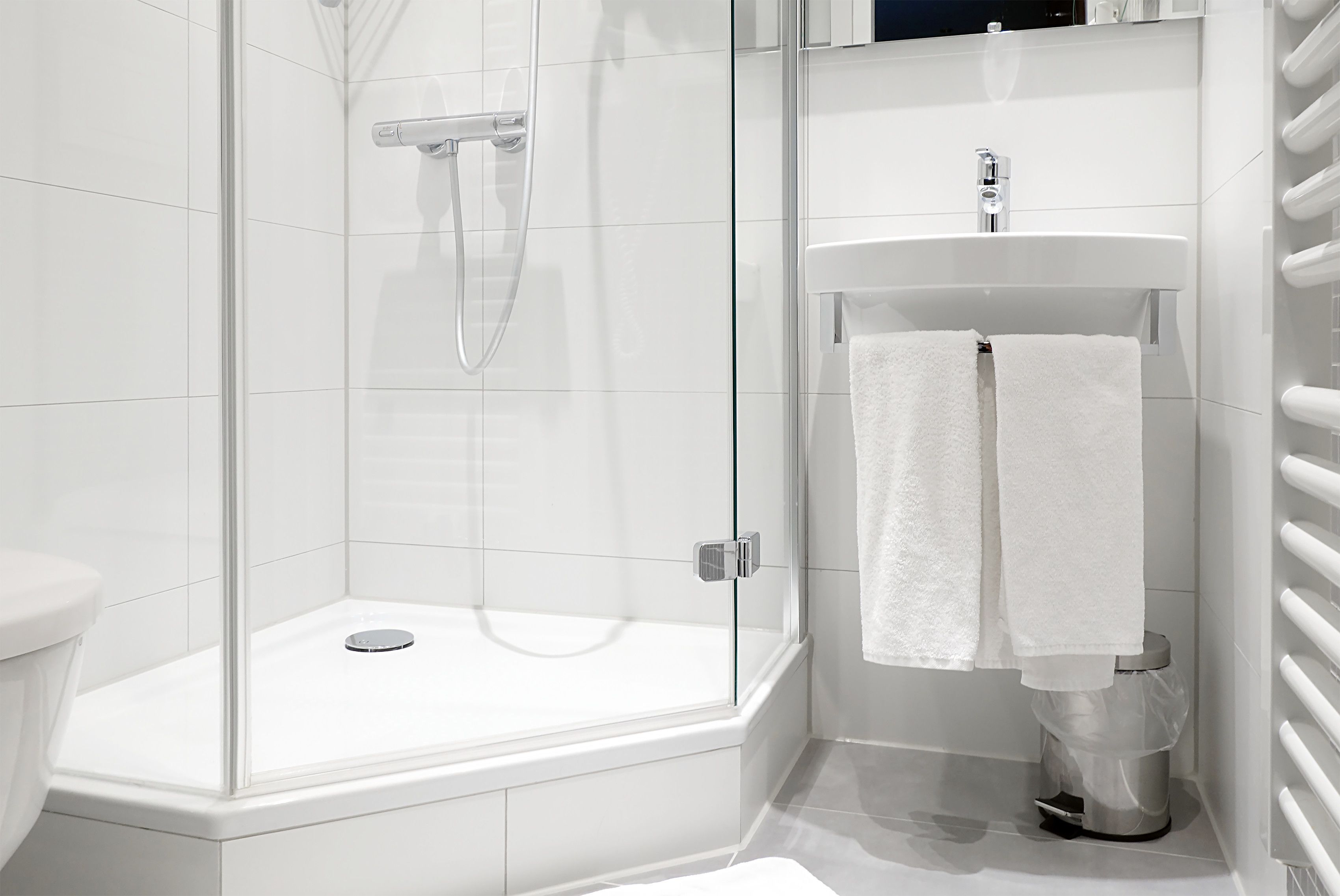 standard single room | bathroom | free toiletries, hair dryer, bathrobes, towels