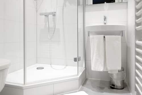 Standard Single Room | Bathroom | Free toiletries, hair dryer, bathrobes, towels
