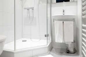 Singola Standard | Bagno | Set di cortesia gratuito, asciugacapelli, accappatoio, asciugamani