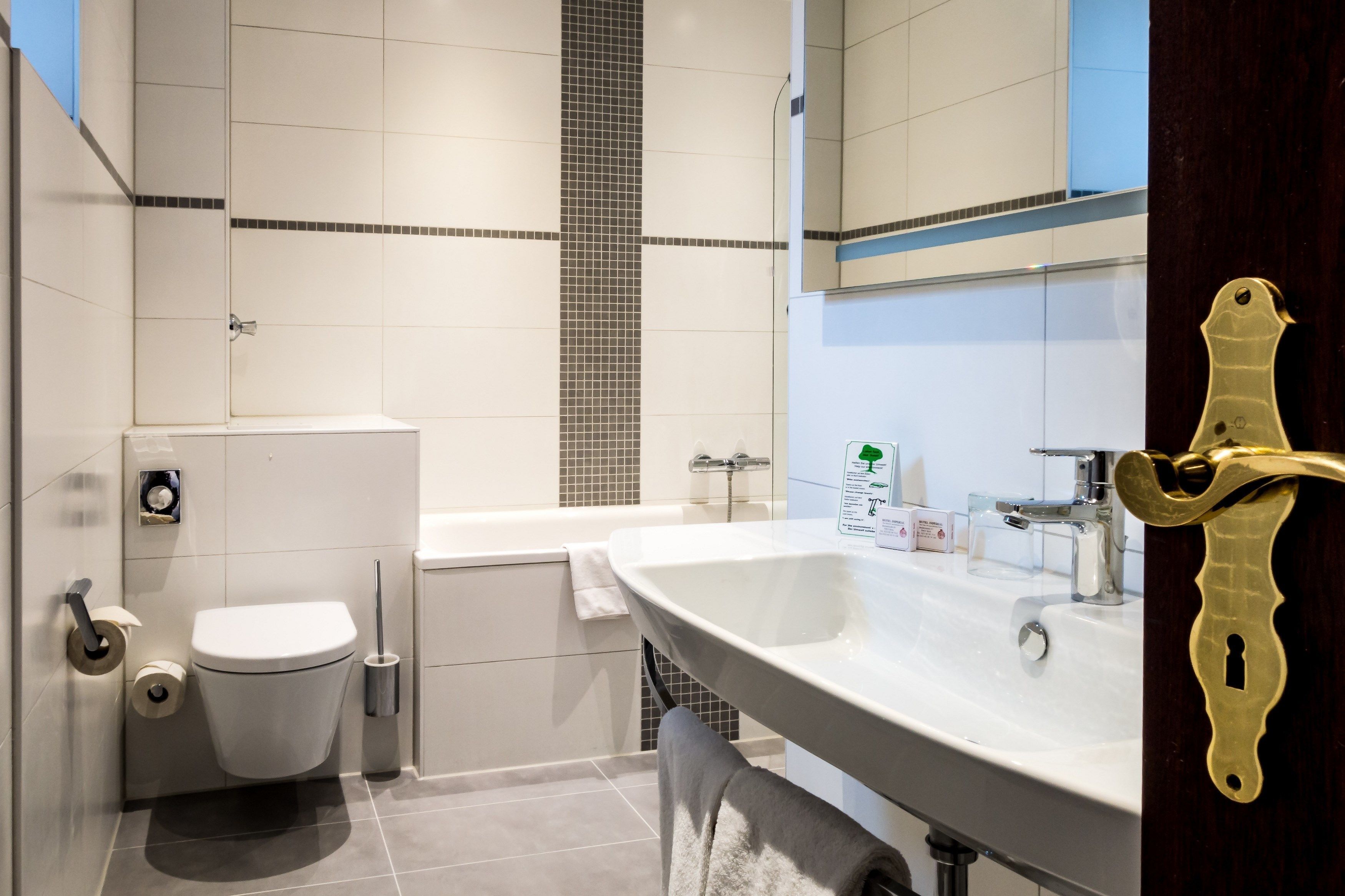 standard double room | bathroom | free toiletries, hair dryer, bathrobes, towels