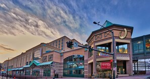 A hotel with a large arched entrance, a casino, and a sign for "Horseshoe Casino Hotel". - Horseshoe Black Hawk Hotel & Casino - A Caesars Rewards Destination (Black Hawk)