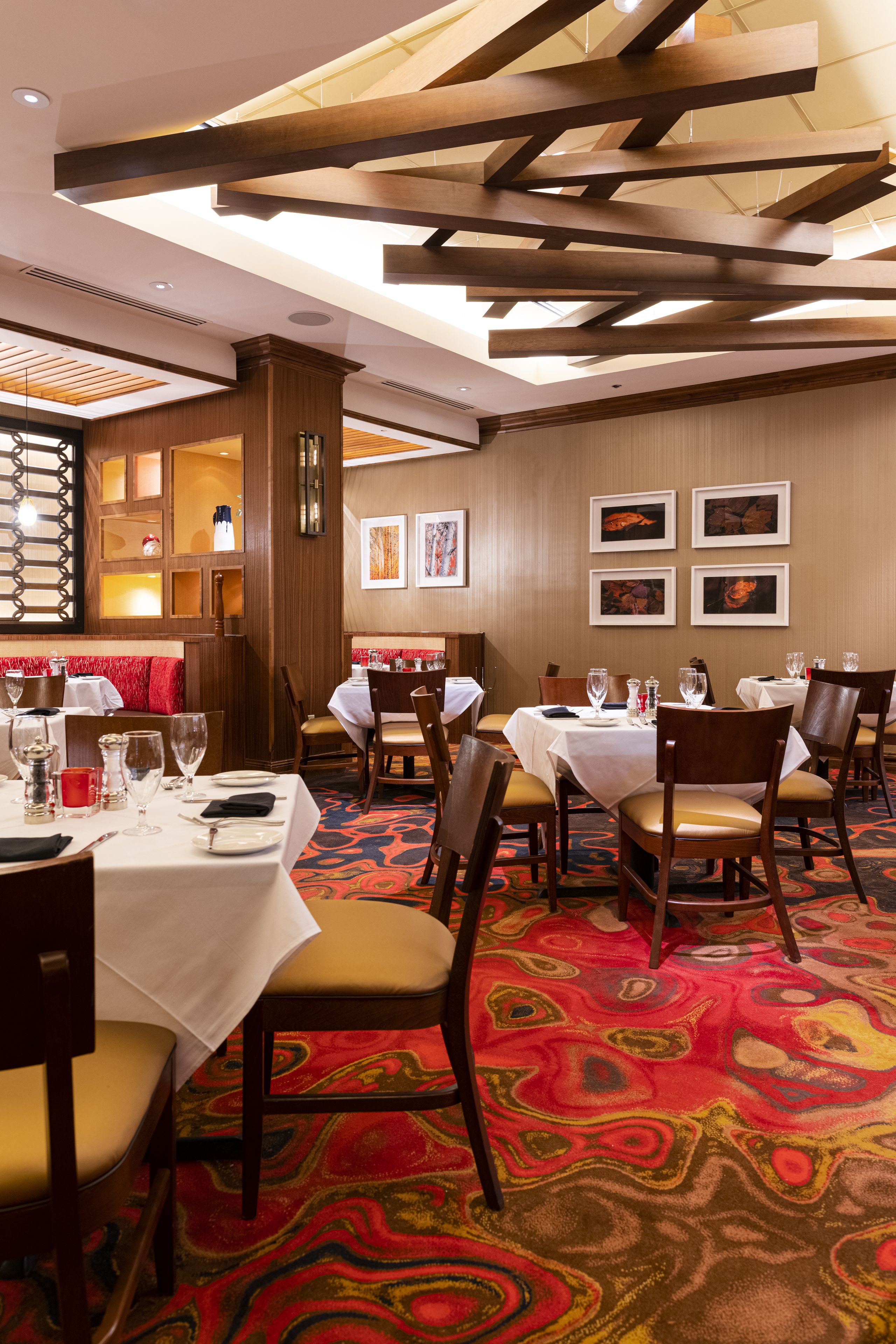 3 nhà hàng, phục vụ bữa trưa, bữa tối, món ăn kiểu Mỹ 