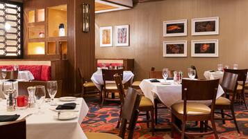 3 restaurants, lunch, dinner served; American cuisine