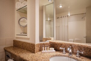 Ducha y bañera combinadas y artículos de higiene personal gratuitos