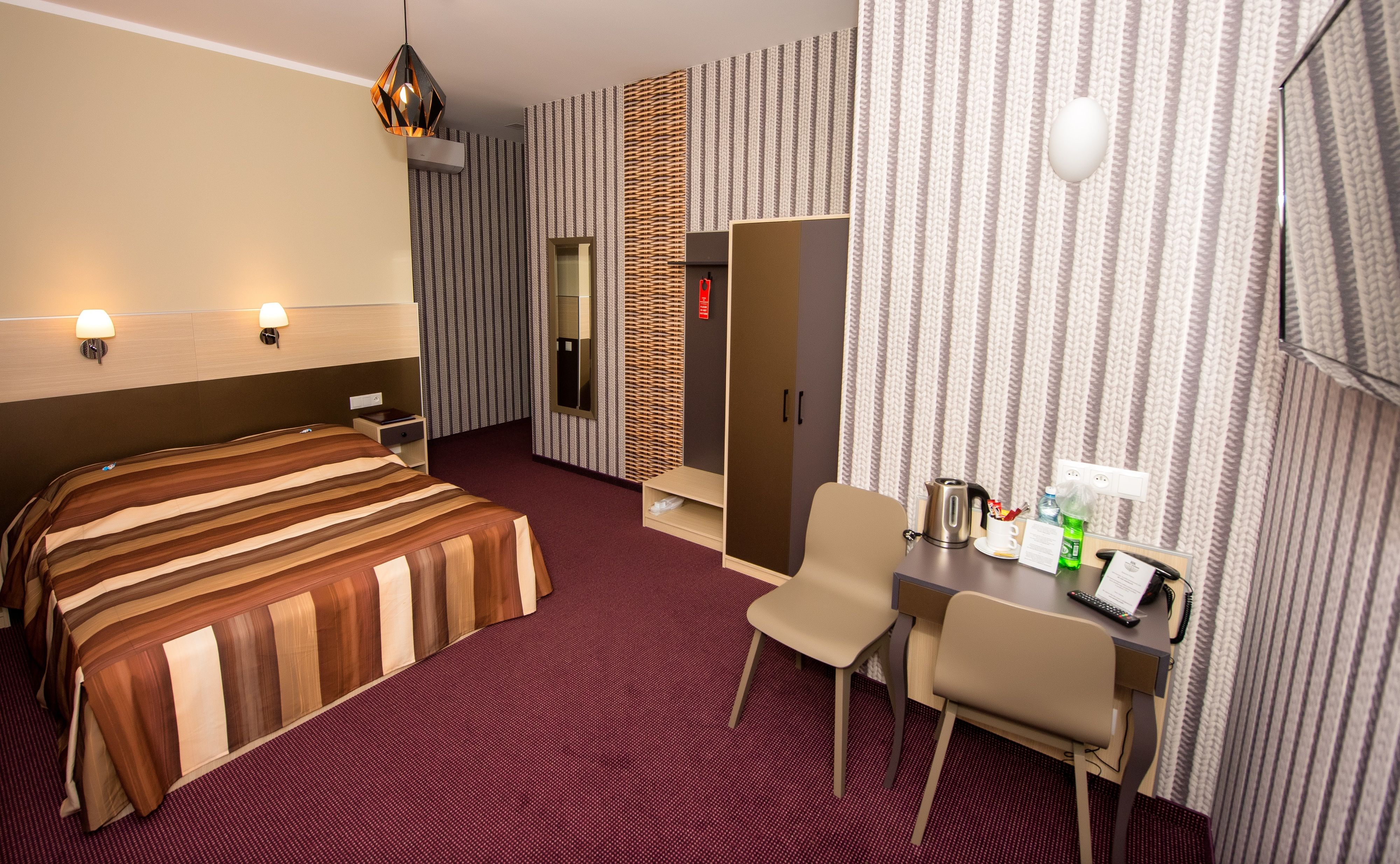 standard double room | 1 bedroom, hypo-allergenic bedding, desk, iron/ironing board