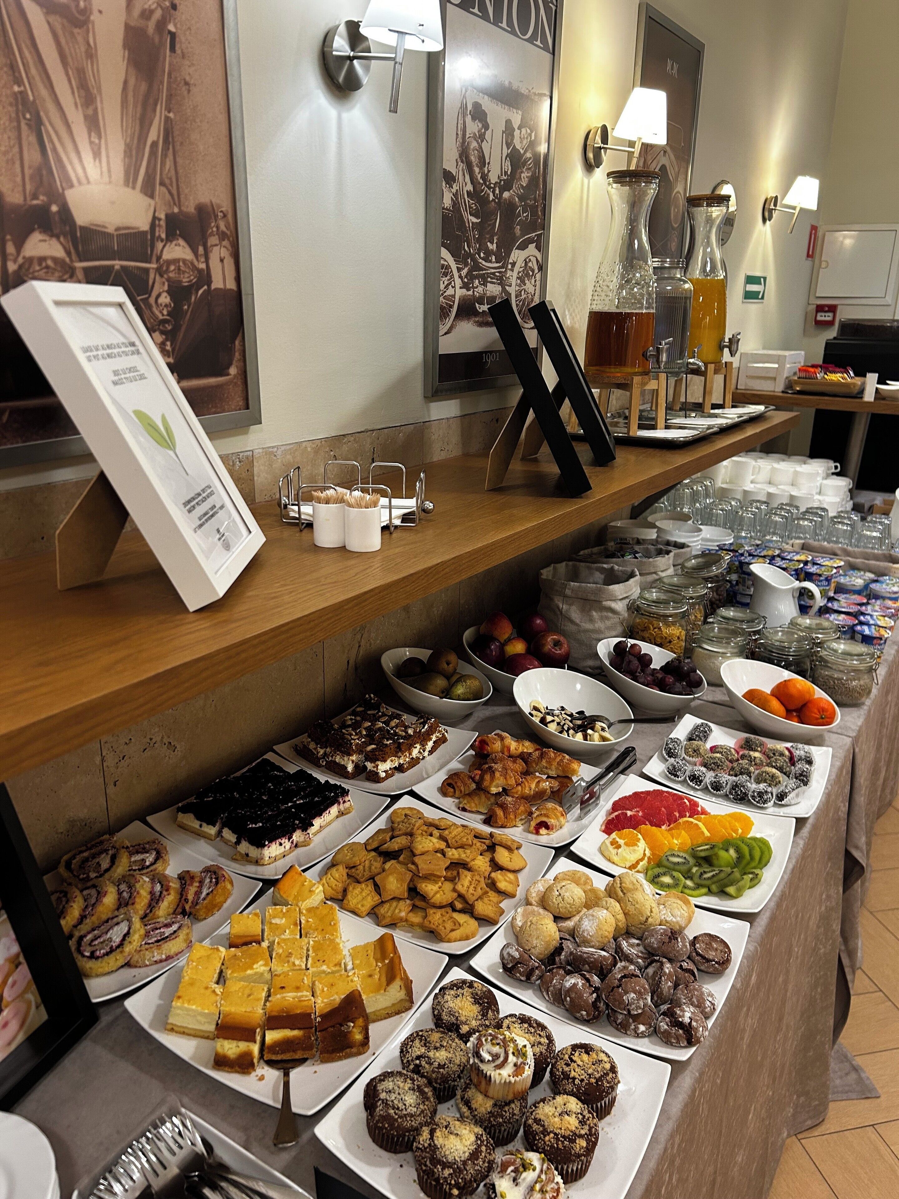 Daily buffet breakfast (PLN 39 per person)