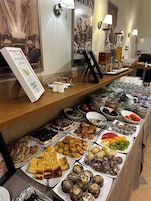 Desayuno buffet diario (PLN 39 por persona)