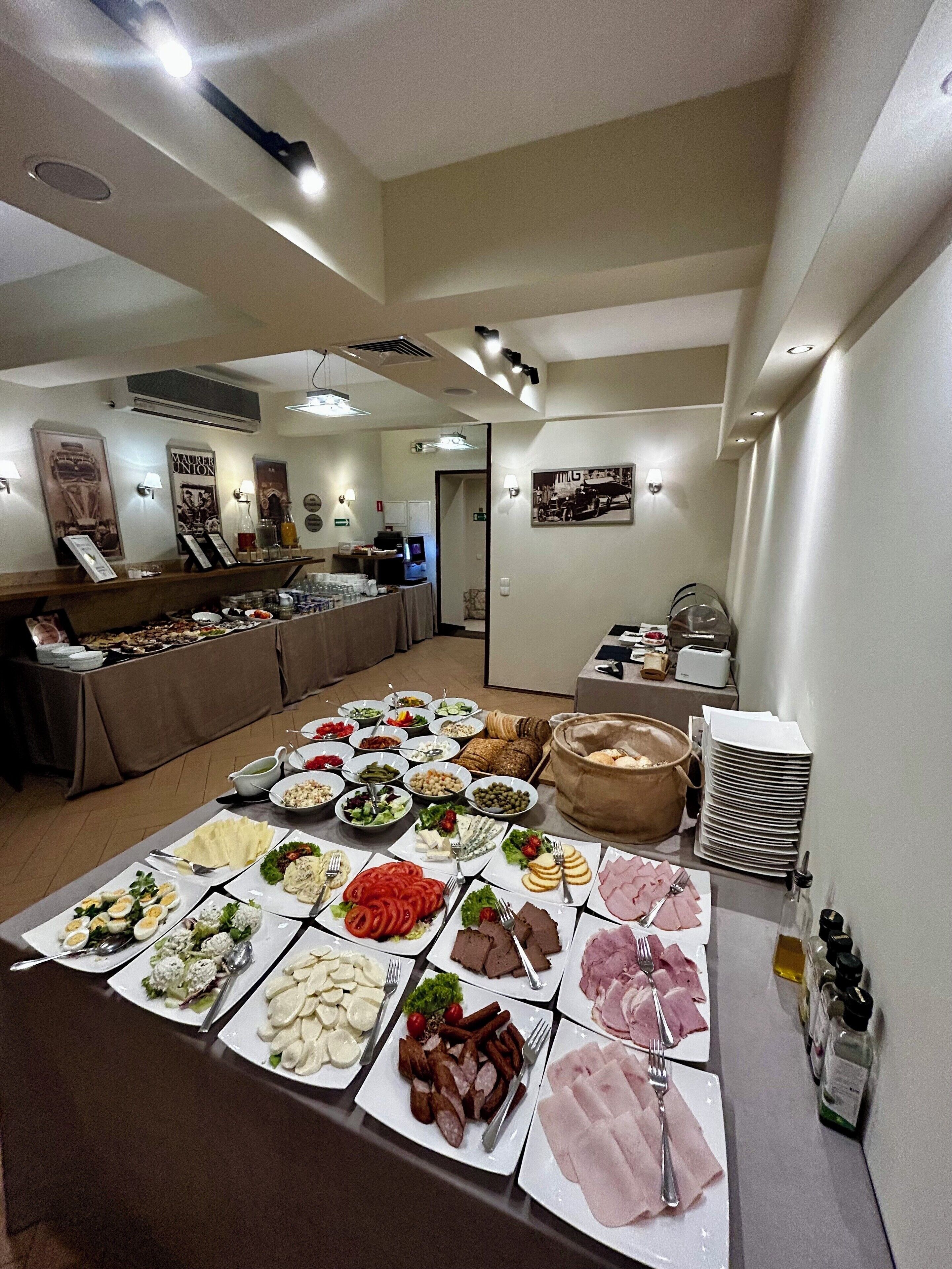 daily buffet breakfast (pln 39 per person)