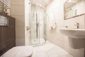 Douche, sèche-cheveux, serviettes fournies, savon
