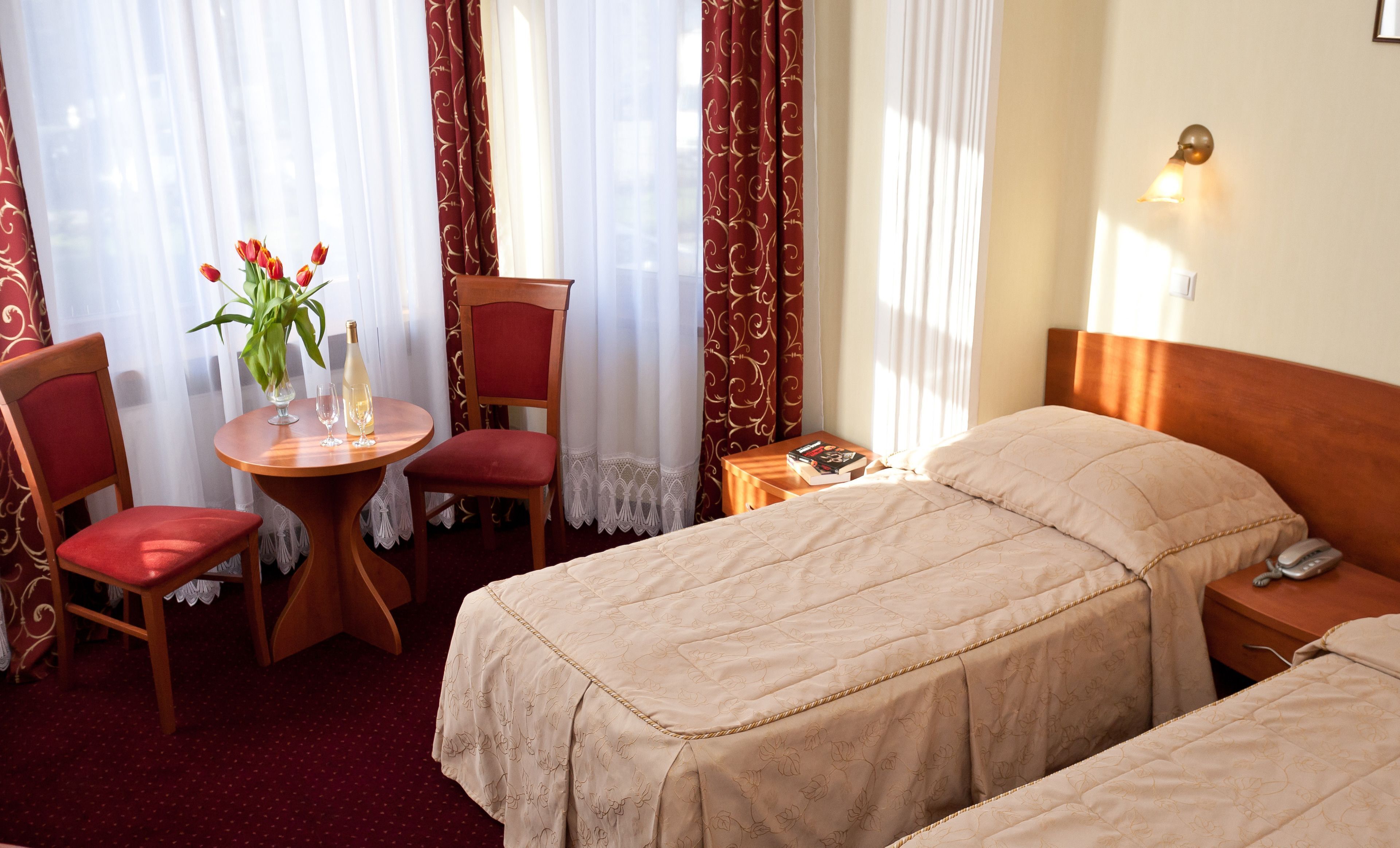 Ropa de cama hipoalergénica, escritorio y tabla de planchar con plancha 