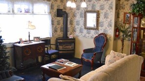 Flat-screen TV - Glass Beach Inn (Fort Bragg)