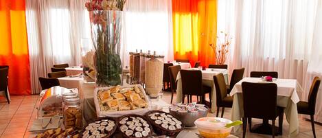 Desayuno bufé gratuito y diario