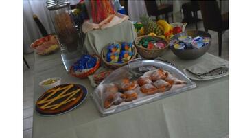 Free daily buffet breakfast