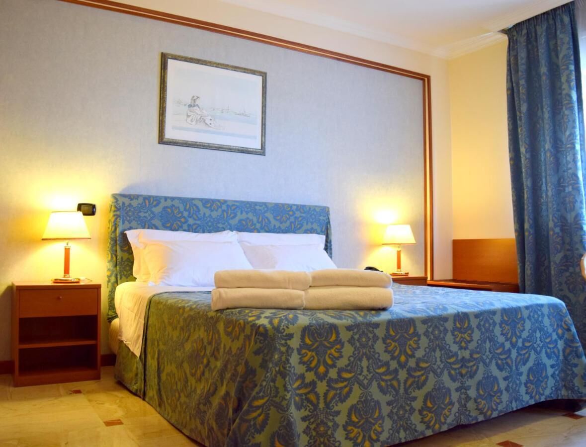 Minibar, in-room safe, free WiFi