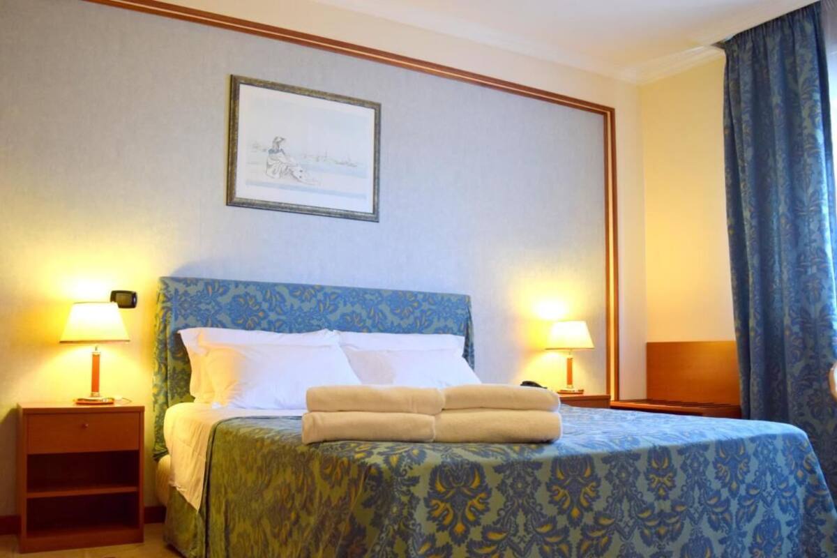 Minibar, in-room safe, WiFi (free)