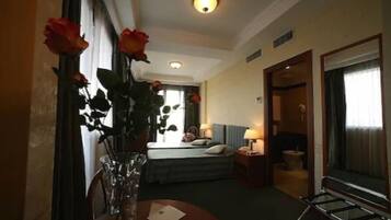 Minibar, caja fuerte, wifi gratis