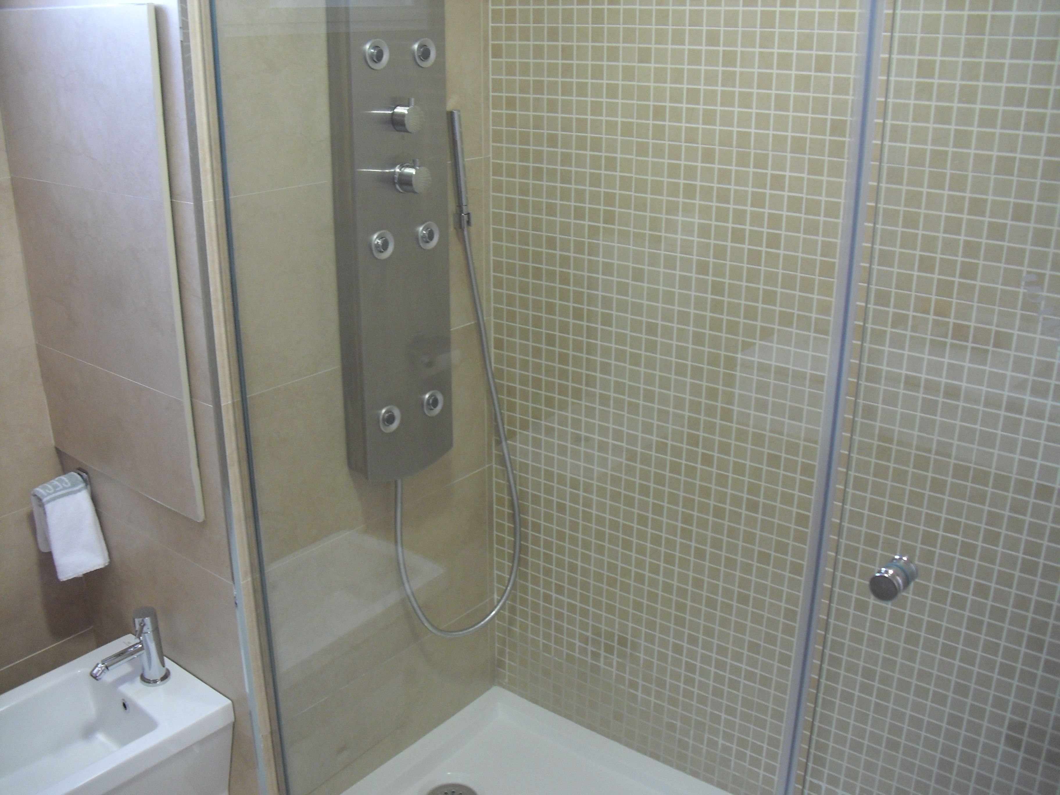 junior suite | bathroom | combined shower/bathtub, free toiletries, hair dryer, towels