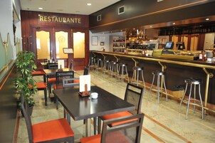 Serve café da manhã, almoço e jantar 