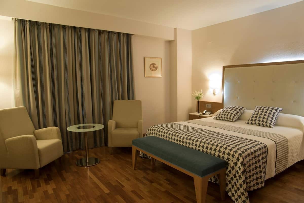 Minibar, pengeskab på værelset, skrivebord, mørklægningsgardiner