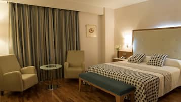 Een minibar, een kluis op de kamer, een bureau, verduisterende gordijnen