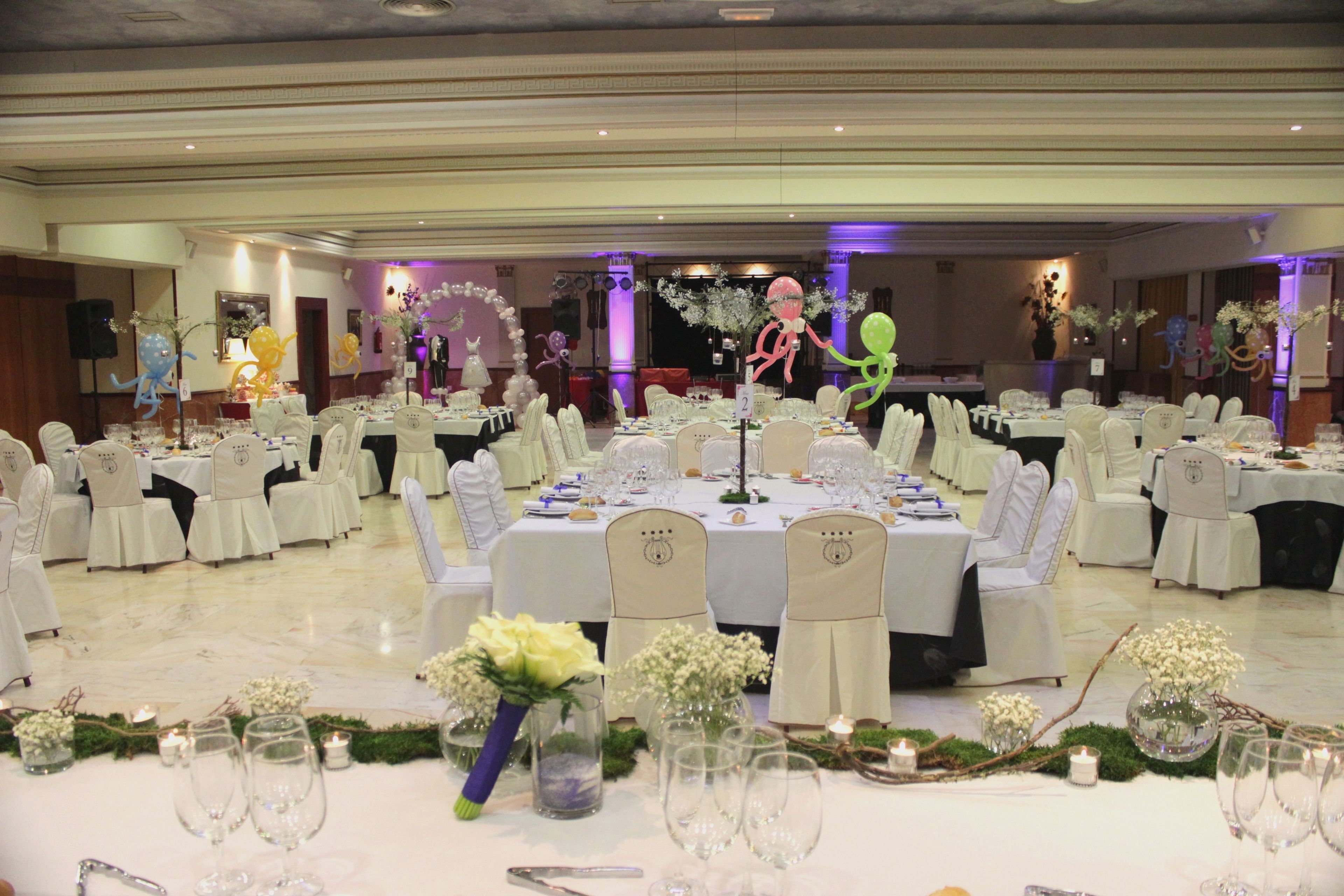 serves breakfast, lunch and dinner