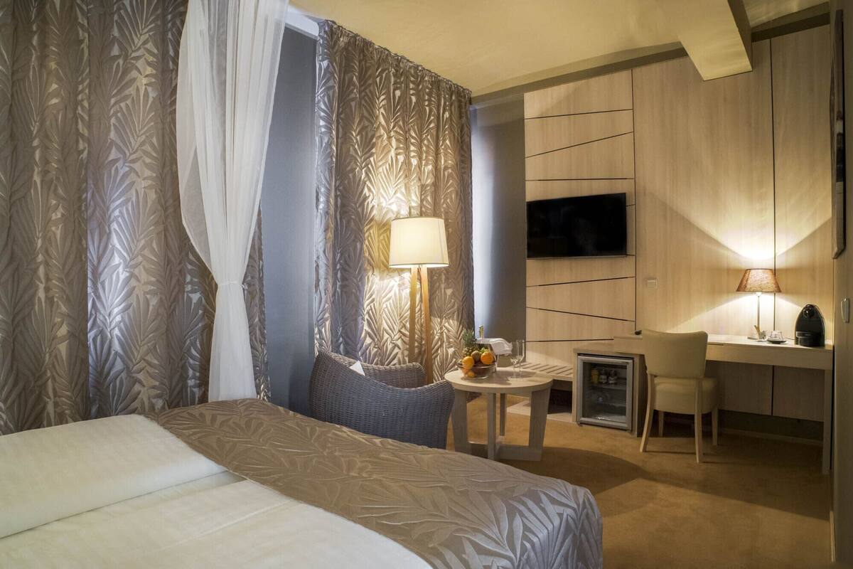 ห้องพรีเมียมดับเบิล (Kampa room) | เครื่องนอนป้องกันสารก่อภูมิแพ้, มินิบาร์, ตู้นิรภัยในห้องพัก, โต๊ะทำงาน