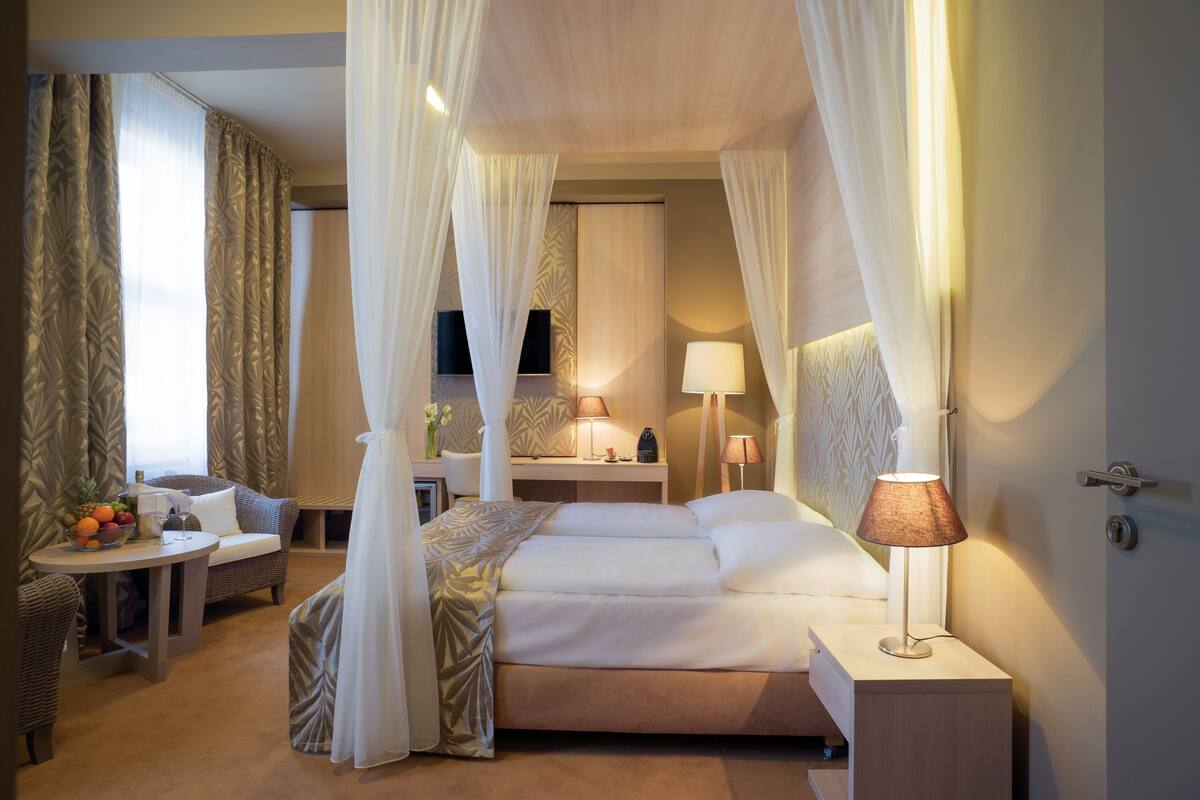 ห้องพรีเมียมดับเบิล (Canopy room) | เครื่องนอนป้องกันสารก่อภูมิแพ้, มินิบาร์, ตู้นิรภัยในห้องพัก, โต๊ะทำงาน