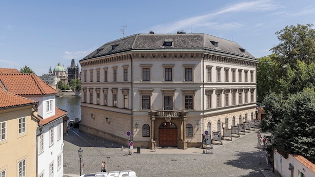 Un edificio histórico con un patio central, ventanas amplias y una entrada destacada.