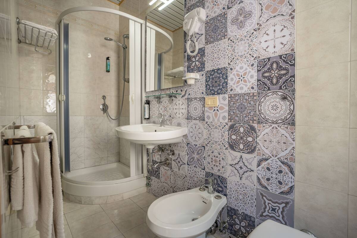 Dusche, kostenlose Toilettenartikel, Haartrockner, Bidet