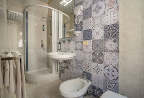 Doccia, set di cortesia gratuito, asciugacapelli, bidet