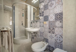Shower, free toiletries, hair dryer, bidet