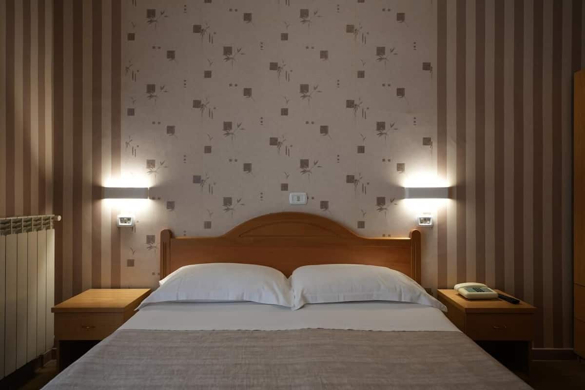 意大利 Frette 床單、高級寢具、房內夾萬、書桌