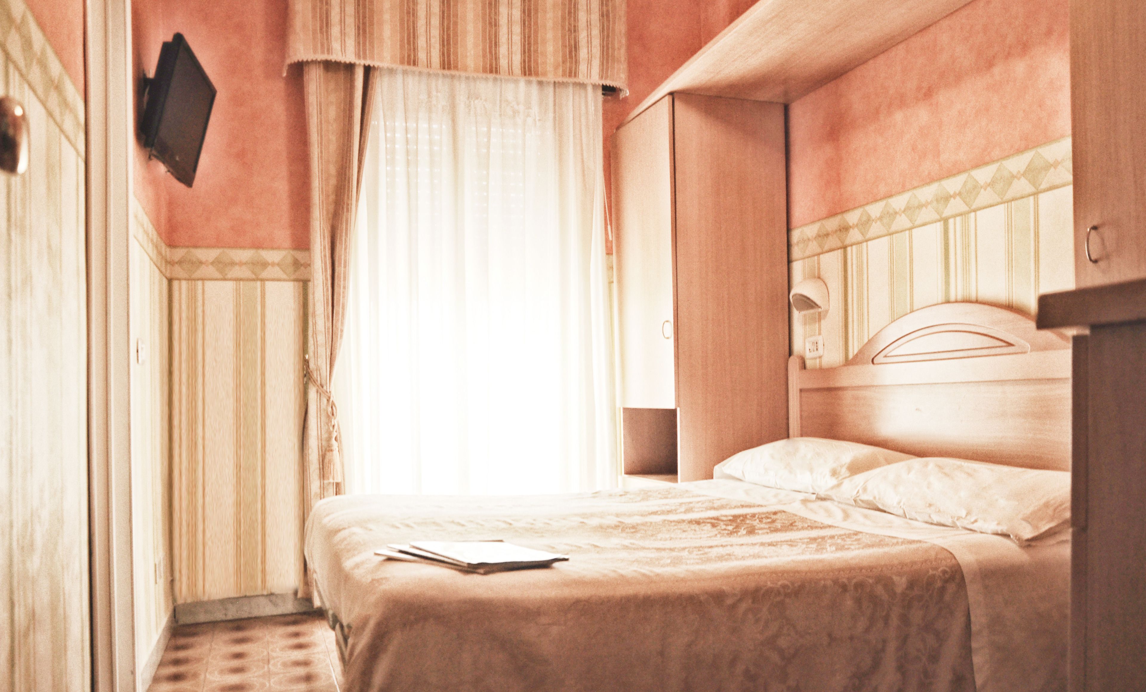 frette italian sheets, premium bedding, in-room safe, desk