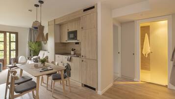 Apartamento, 2 habitaciones, balcón | Zona de estar | Una televisión