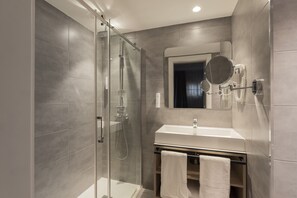 Apartment, 2 Bedrooms, Balcony | Bathroom | Shower, hair dryer, towels - Líbere Barcelona Sant Antoni (Barcelona)