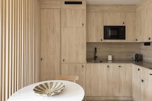 Studio, terrasse | Cuisine privée | Réfrigérateur, four à micro-ondes, surface de cuisson, lave-vaisselle