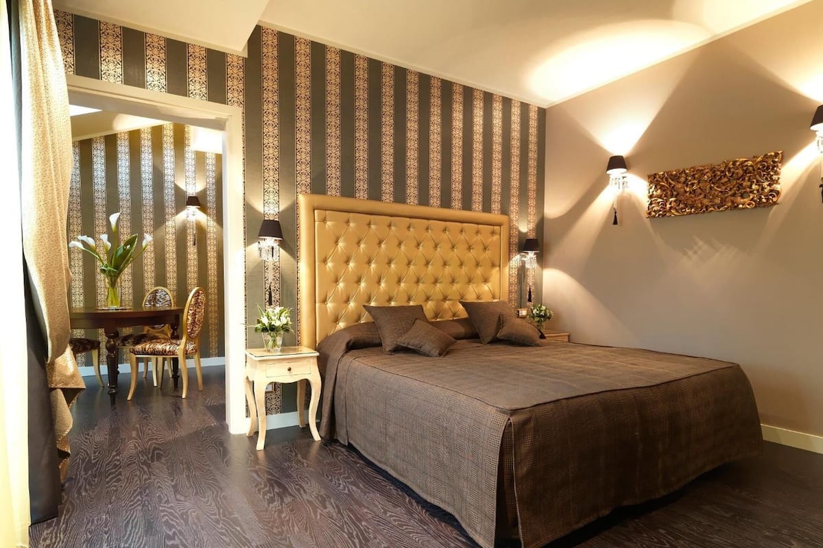 Sviitti, terassi | Untuvapeitot, minibaari, tallelokero huoneessa