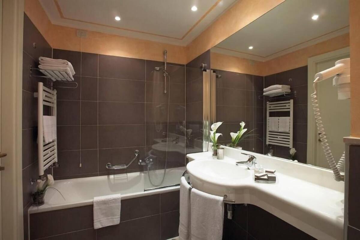 combined shower/bathtub, rainfall showerhead, free toiletries