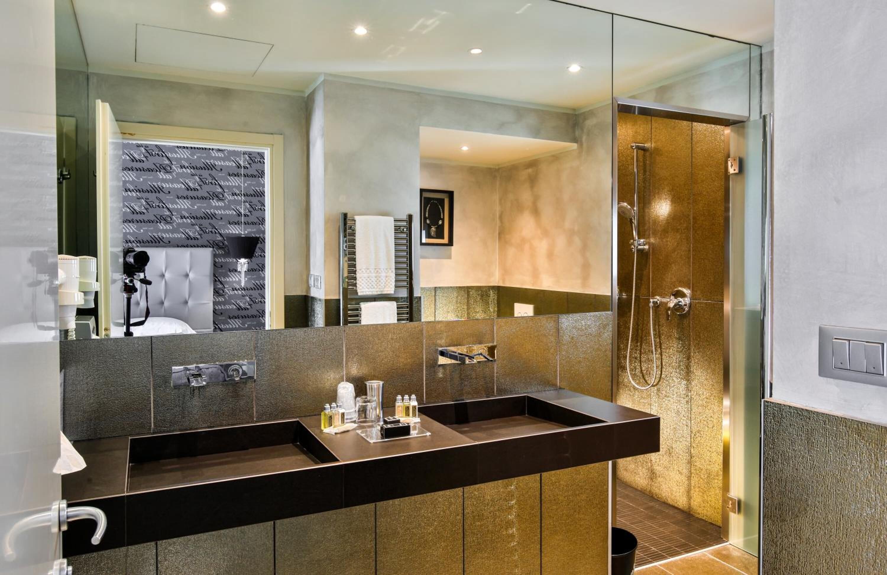 combined shower/bathtub, rainfall showerhead, free toiletries