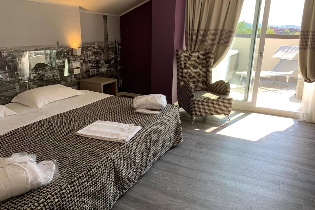 Quarto triplo conforto | Edredons de pluma, frigobar, cofres nos quartos