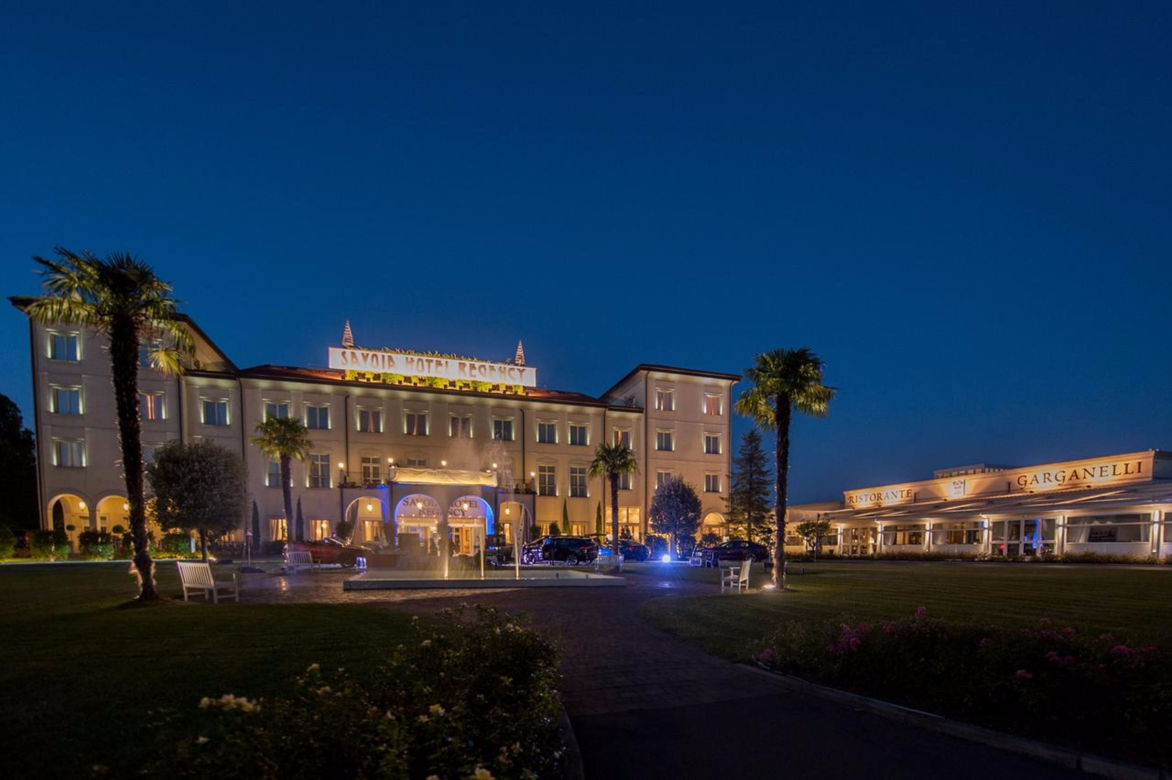 Overnatningsstedets facade – aften/nat