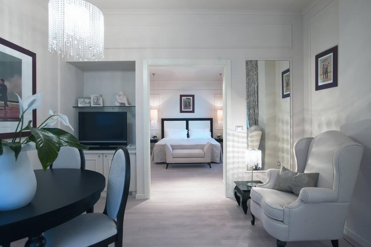Suite, terras | Donzen dekbedden, een minibar, een kluis op de kamer