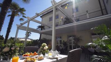 Petit déjeuner, déjeuner et dßner servis sur place