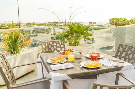 Outdoor dining. Hotel Sole