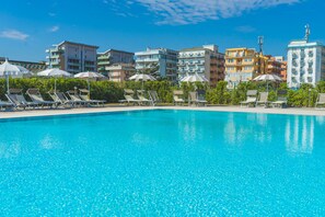 Piscine extérieure (ouverte en saison), parasols de plage