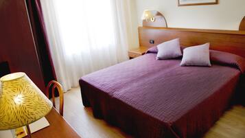 Peti besi dalam bilik, meja, langsir/tirai gelap terus, kalis bunyi