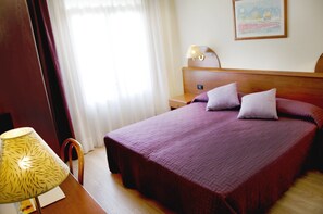 Pengeskab på værelset, skrivebord, mørklægningsgardiner, lydisolering